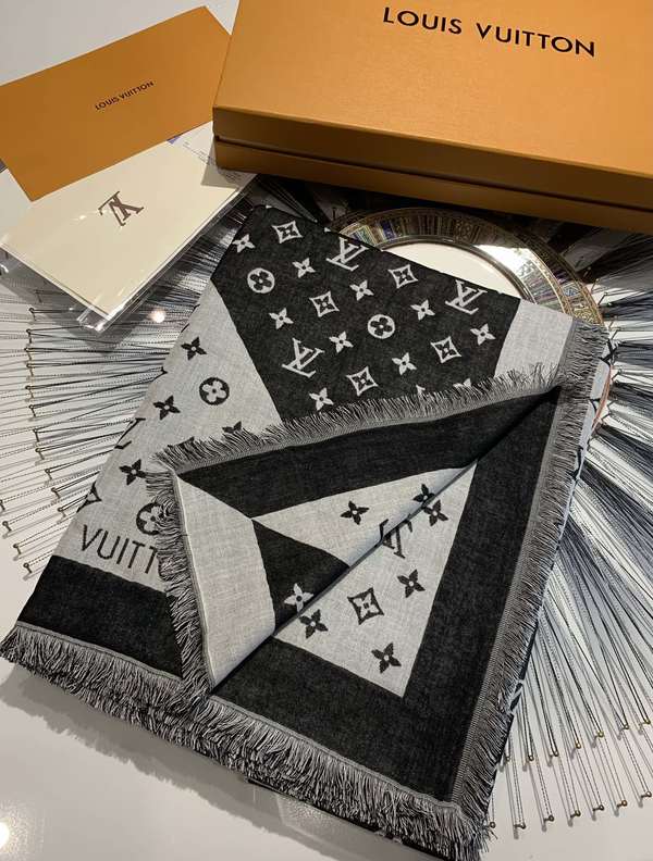 Louis Vuitton Scarf LVC00564